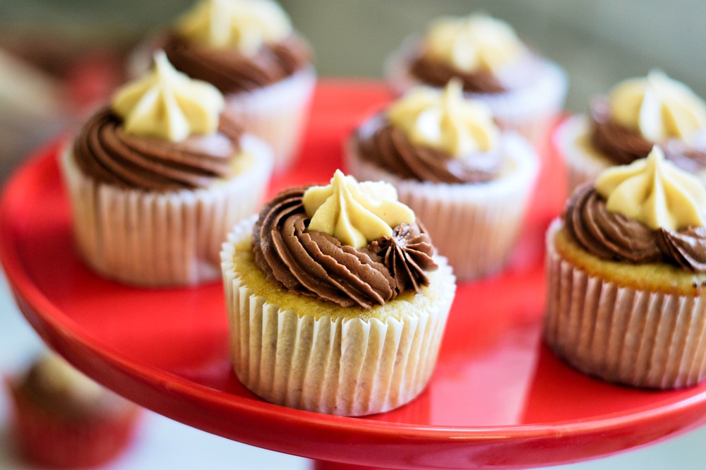 banana-cupcakes-with-chocolate-and-peanut-butter-frosting