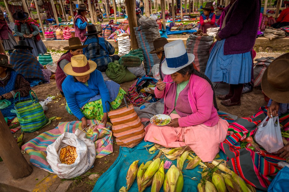 piscopunchstill_women-cusco-market