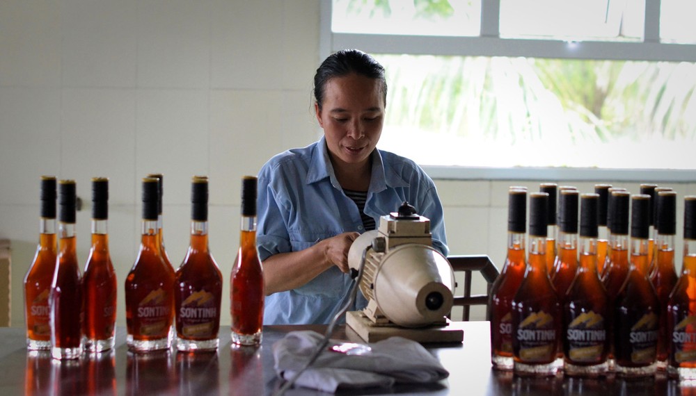 son-tinh-gets-bottled-and-packaged-by-hand1