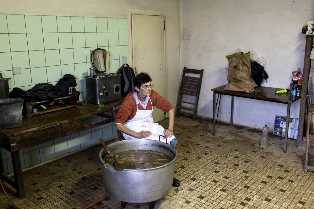 14/01/2014 - France / Aquitaine - Les boudins doivent cuire une heure dans le bouillon qui a servi a faire cuire la viande auparavant. Il faut les surveiller et les piquer regulierement afin qu'ils n'eclatent pas. Le tue-cochon, ou fete du cochon, est une tradition des campagnes francaises, qui correspond a l'abattage, la decoupe et la cuisine de la viande de porc. Autrefois moment important de la vie rural, cette tradition se perd aujourd'hui. Simon Lambert / Haytham Pictures 14/01/2014 - France / Aquitaine - Kill the pig - The blood sausages must cook for an hour in the stock that was previously used for the meat cooking. The blood sausages have to be watched regularly, they have to be sticked often so they do not go to pieces. Simon Lambert / Haytham Pictures