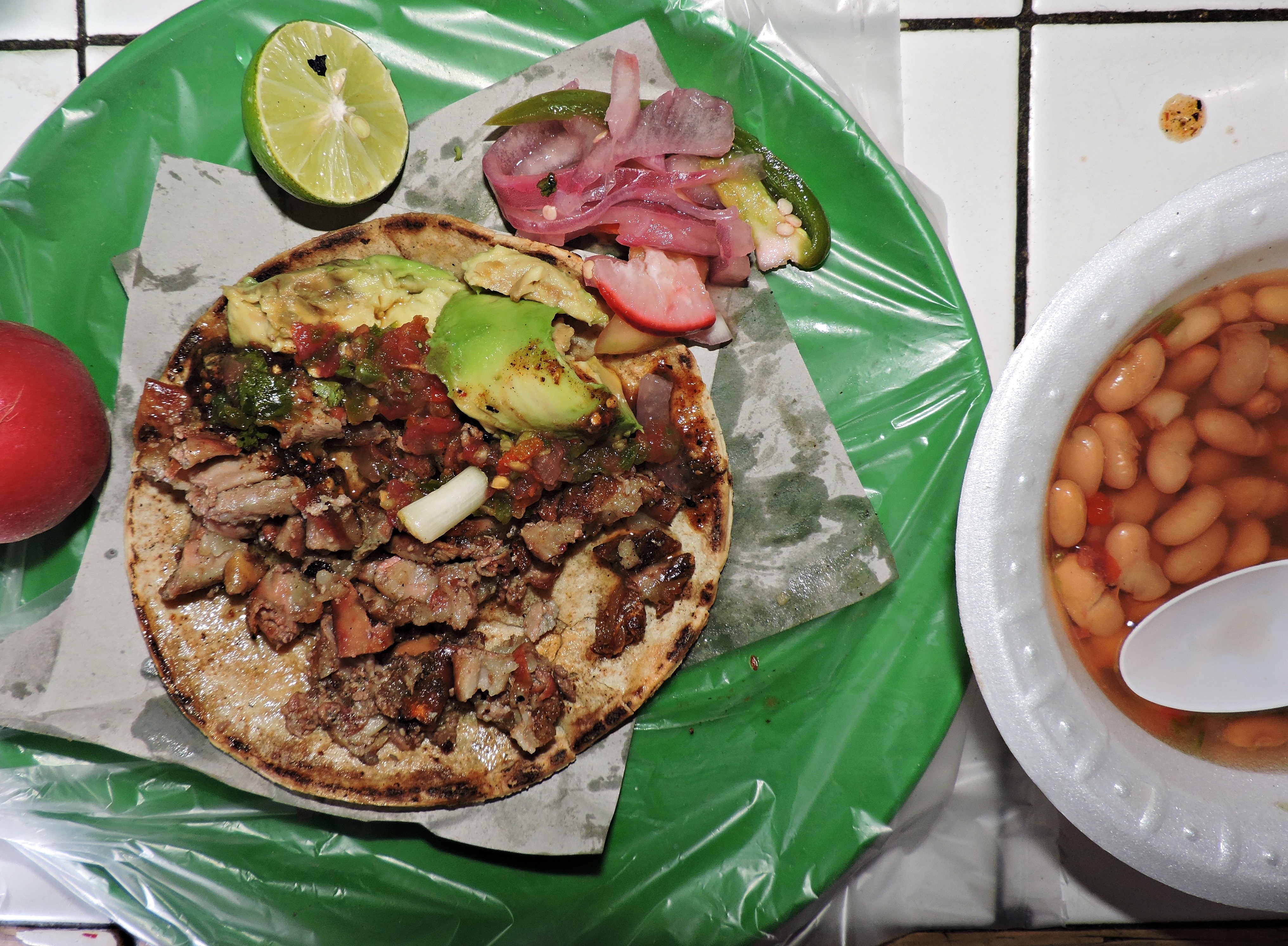 MUNCHIES mañanero: Tacos de tripa y aguja asada de res