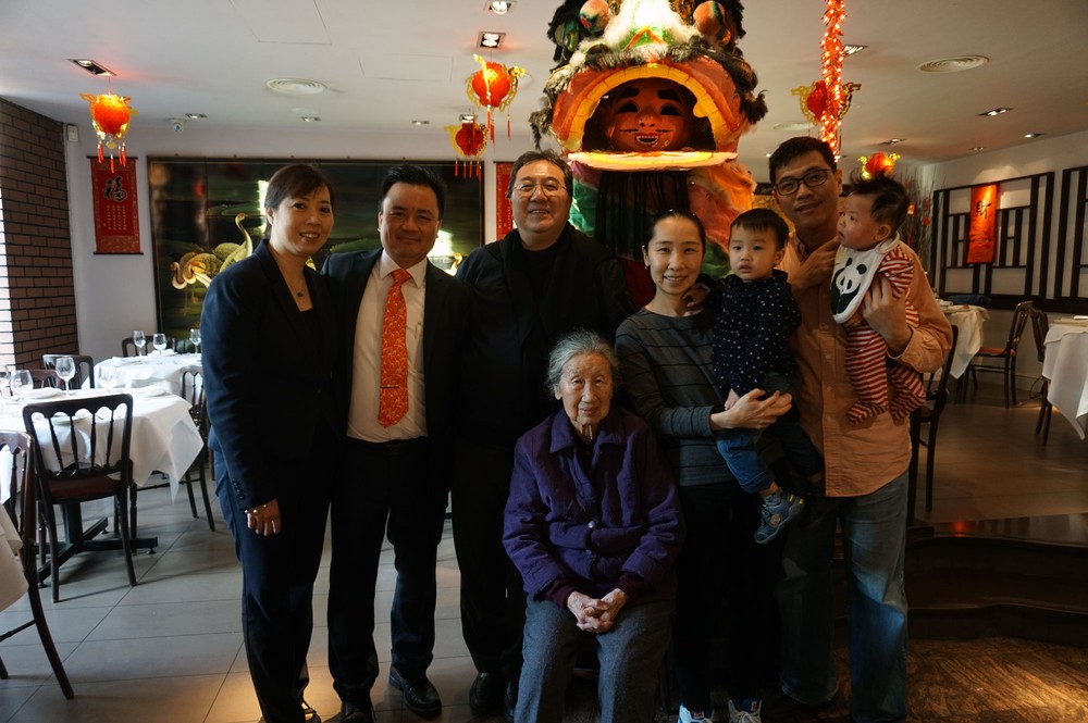 maxim-Chow-Family_-L-R-Tony-Front-of-House,-Son-Tony-Chow,-Granddaughter-Jocelyn,-Her-Kids-and-Her-Husband,-Mrs.-Chow-sat-down.JPG